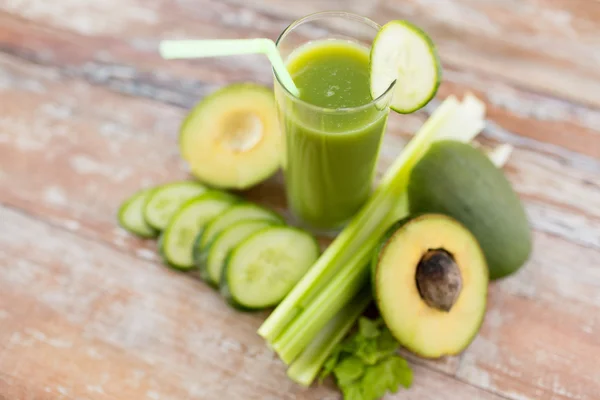 Закрыть стакан свежего зеленого сока и овощей — стоковое фото