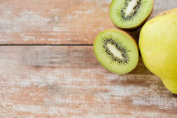 Close up of ripe kiwi and pear on table — Stock Photo, Image