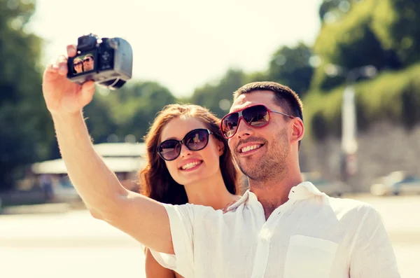 Casal sorridente na cidade — Fotografia de Stock