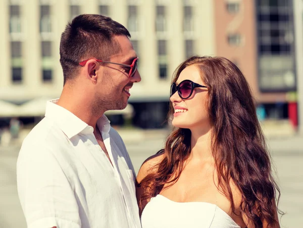 Casal sorridente na cidade — Fotografia de Stock