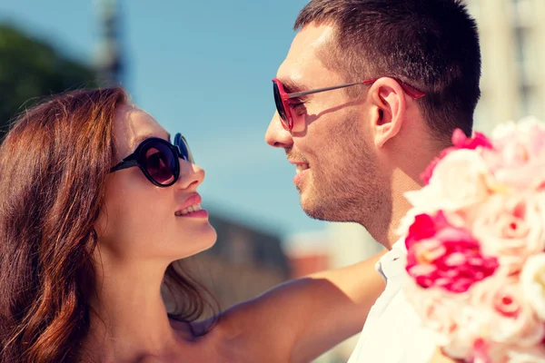 Casal sorridente na cidade — Fotografia de Stock