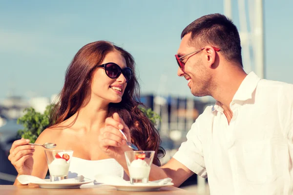 Sonriente pareja comiendo postre en la cafetería —  Fotos de Stock