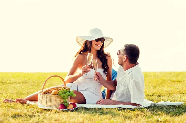 Sorridente coppia bere champagne su picnic — Foto Stock