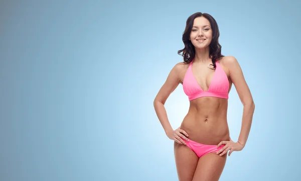 Glückliche junge Frau im rosa Bikini-Badeanzug — Stockfoto