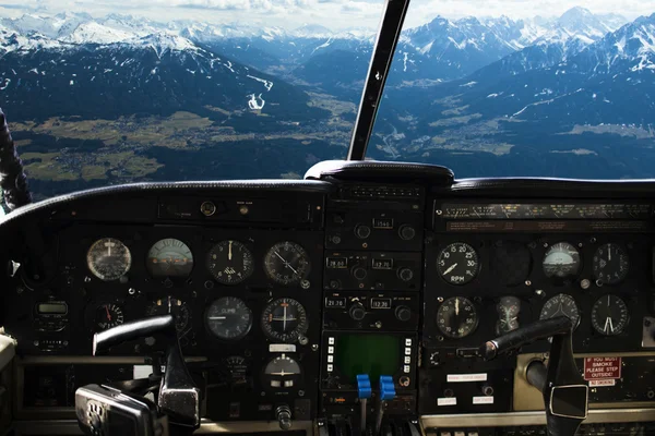 Dashboard in airplane cockpit and mountains view — Stock Photo, Image