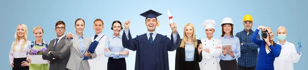 Glücklicher Junggeselle mit Diplom über Profis — Stockfoto