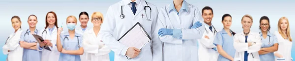 Enfermera y médico varón sosteniendo cardiograma — Foto de Stock