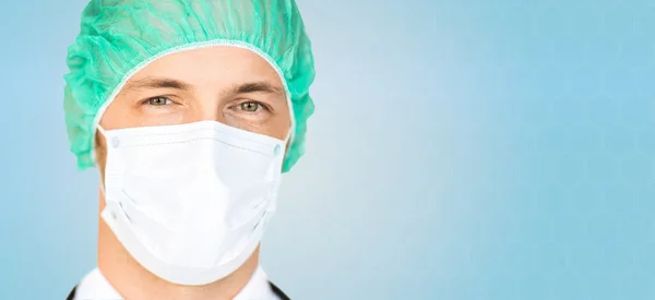 Лицо хирурга в медицинской шапке и маске — стоковое фото
