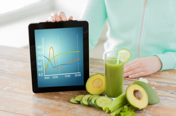 Primer plano de la mujer con la tableta PC y verduras — Foto de Stock