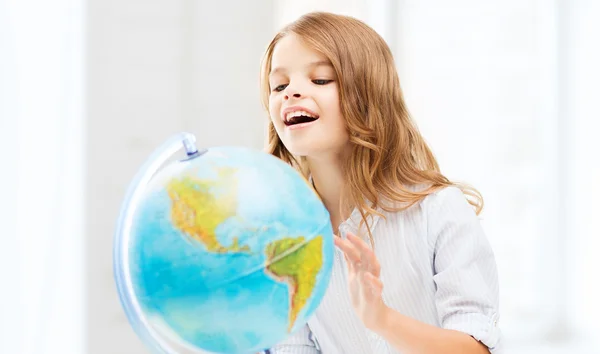 Estudiante chica con globo en la escuela — Foto de Stock