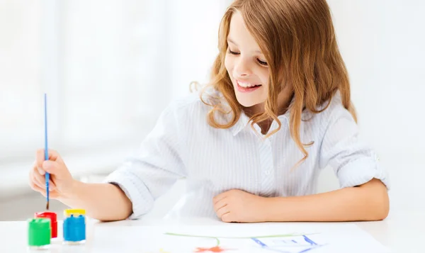 Pequena menina pintura na escola — Fotografia de Stock