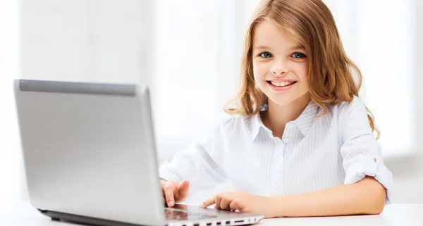 Menina com laptop pc na escola — Fotografia de Stock