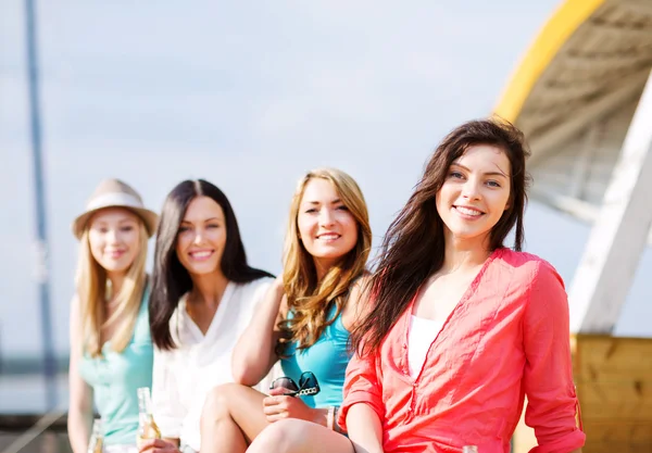 Ragazze con bevande sulla spiaggia — Foto Stock