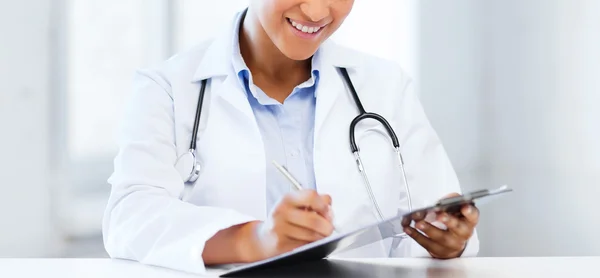 Doctora escribiendo prescripción — Foto de Stock