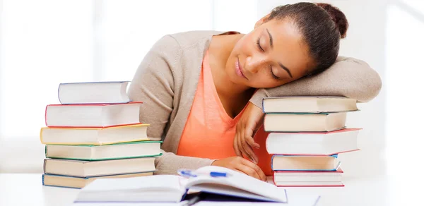Κουρασμένος μαθητής με βιβλία και σημειώσεις — Φωτογραφία Αρχείου