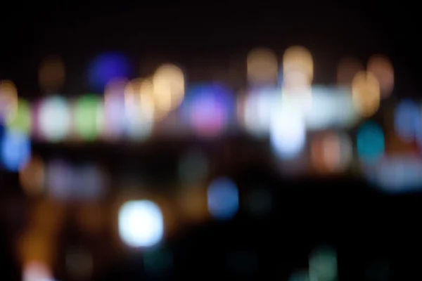 Luces brillantes de colores sobre fondo oscuro noche — Foto de Stock