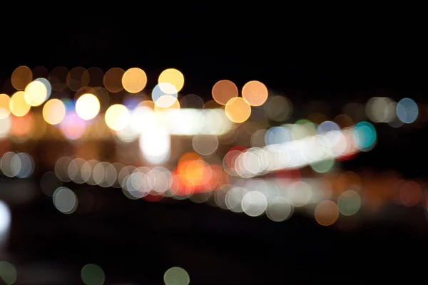 Luces brillantes de colores sobre fondo oscuro noche — Foto de Stock