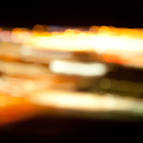 Luces brillantes doradas sobre fondo oscuro nocturno — Foto de Stock