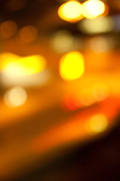 Luces brillantes doradas sobre fondo oscuro nocturno — Foto de Stock