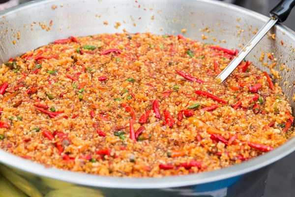 Wok frio ou prato de pilaf no mercado de rua — Fotografia de Stock