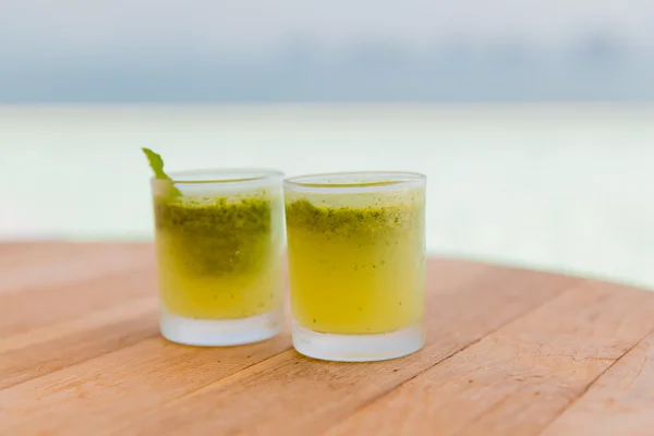 Verres de jus frais ou cocktail sur la plage — Photo