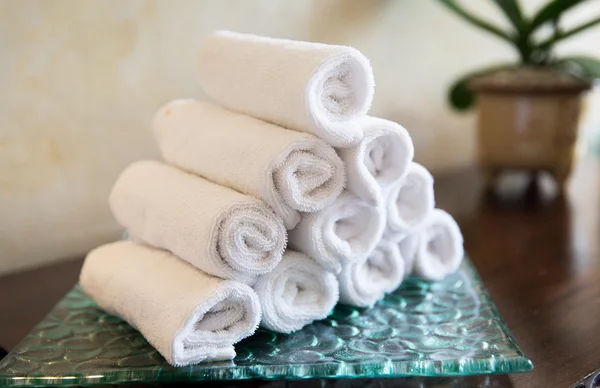 Toalhas de banho enroladas no spa do hotel — Fotografia de Stock