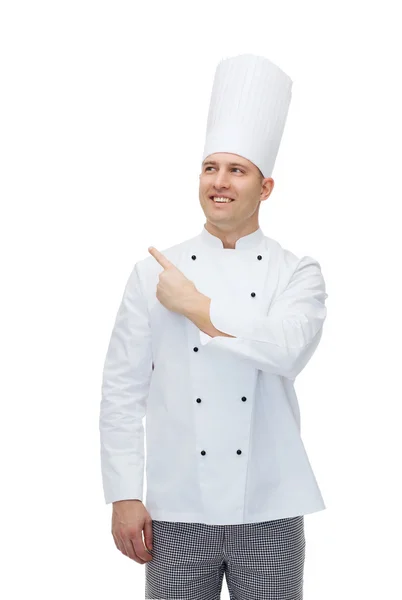 Heureux chef masculin cuisinier pointant doigt vers le haut — Photo