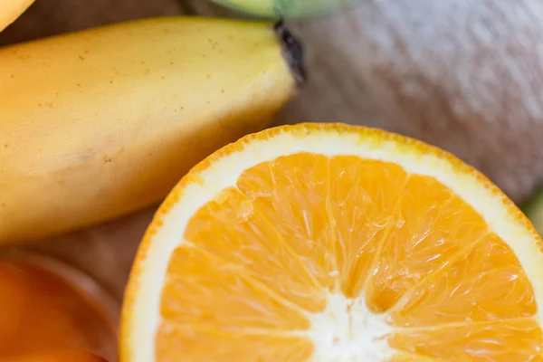 Primo piano di arancia fresca succosa e banana sul tavolo — Foto Stock