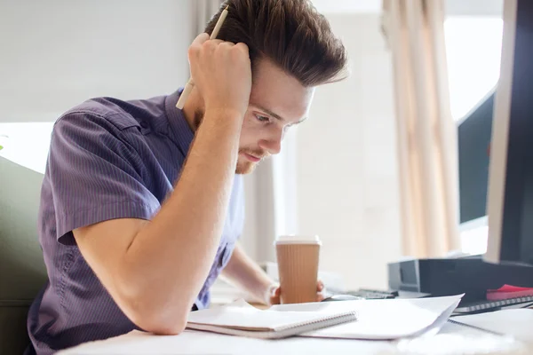 Trabalhador de escritório masculino criativo com café pensando — Fotografia de Stock