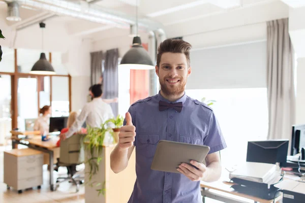 Gelukkig creatieve mannelijke kantoor werknemer met tablet pc — Stockfoto