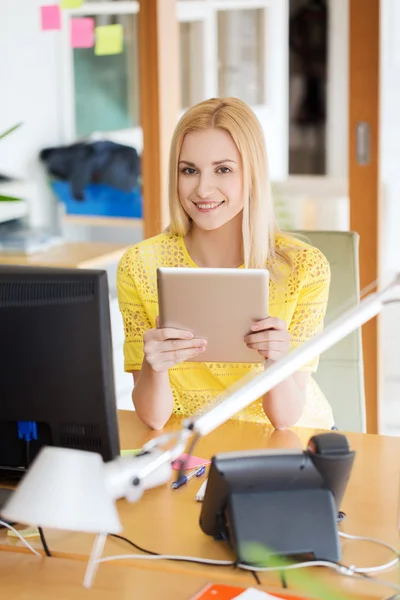 Szczęśliwy, kreatywnych kobiet urzędniczka z komputera typu tablet — Zdjęcie stockowe