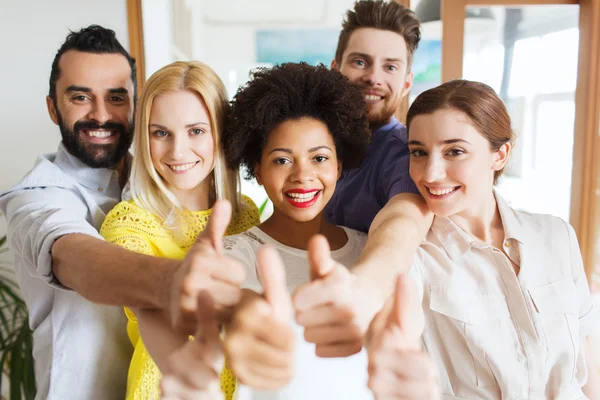 Equipo creativo feliz en la oficina — Foto de Stock