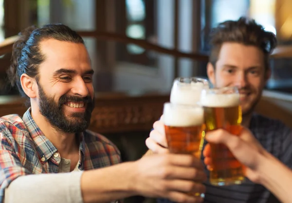 Heureux amis masculins boire de la bière au bar ou pub — Photo