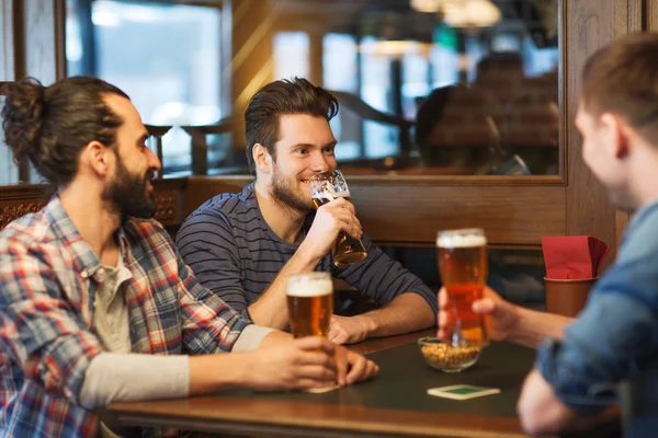 Amigos homens felizes bebendo cerveja no bar ou pub — Fotografia de Stock