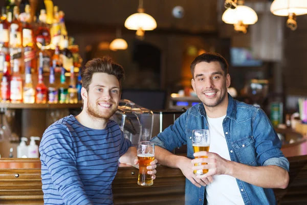 Amigos varones felices bebiendo cerveza en el bar o pub — Foto de Stock