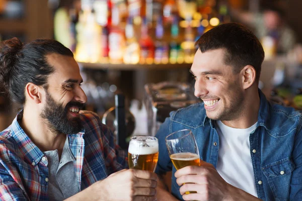 Щасливі чоловіки друзі п'ють пиво в барі або пабі — стокове фото