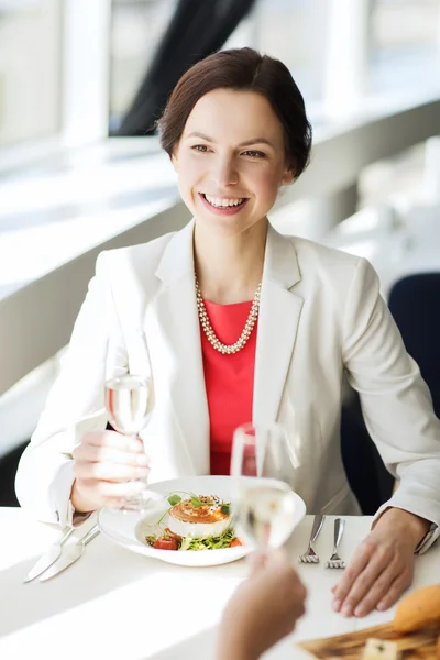 Mujer feliz bebiendo champán en el restaurante — Foto de Stock