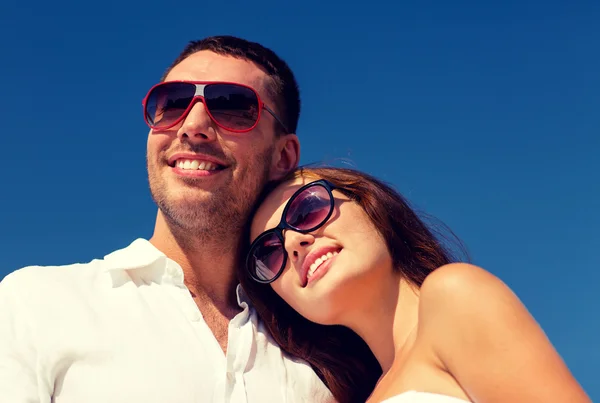 Sorridente coppia su sfondo cielo blu — Foto Stock