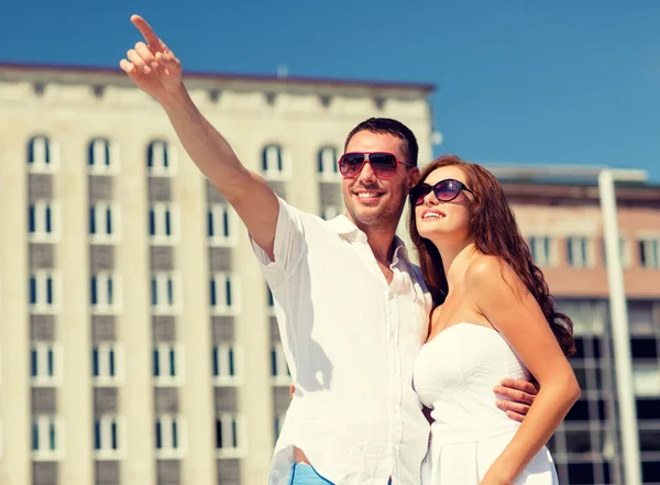 Casal sorridente na cidade — Fotografia de Stock