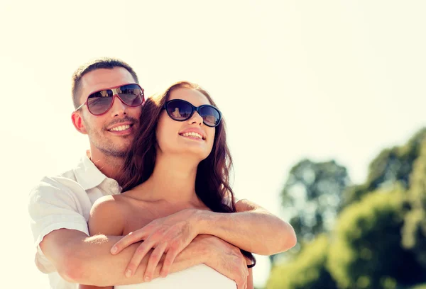 Casal sorridente na cidade — Fotografia de Stock