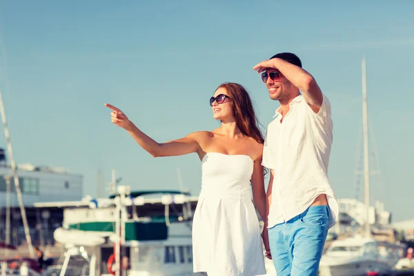 Smiling couple in city — Stock Photo, Image