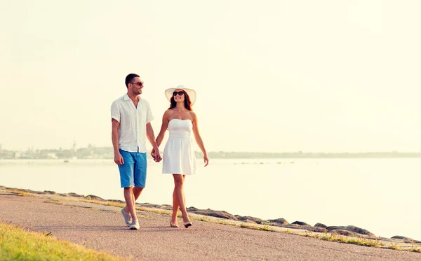 Sonriente pareja caminando al aire libre —  Fotos de Stock