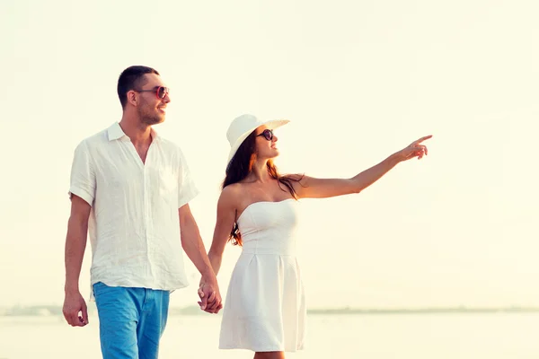 Smiling couple walking outdoors — Stock Photo, Image