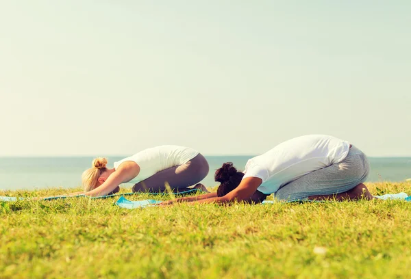Açık havada iki yapım yoga egzersizleri — Stok fotoğraf
