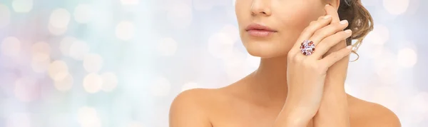 Close up of woman with cocktail ring on hand — Stock Photo, Image