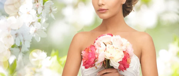 Bruid of vrouw met boeket van bloemen — Stockfoto