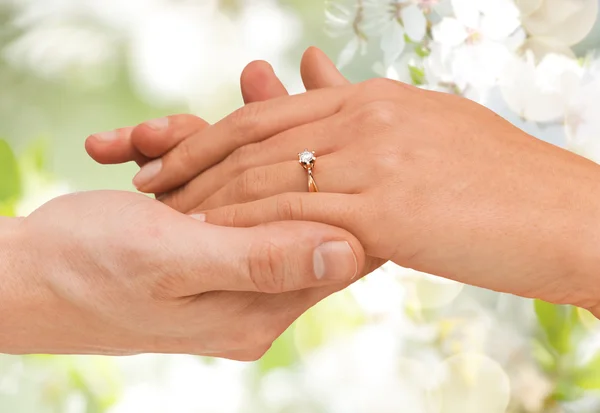 Крупным планом руки мужчины и женщины с обручальным кольцом — стоковое фото