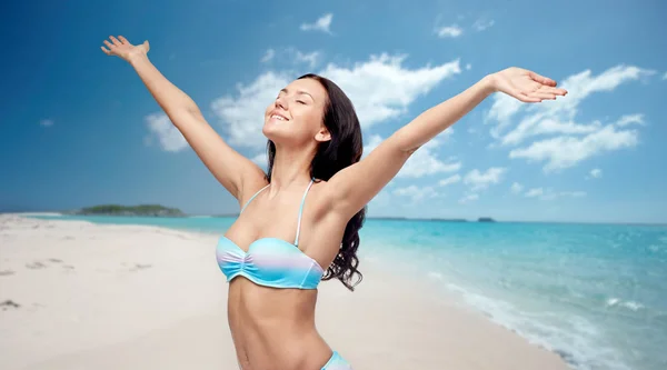 Mujer feliz en bikini traje de baño con las manos levantadas —  Fotos de Stock