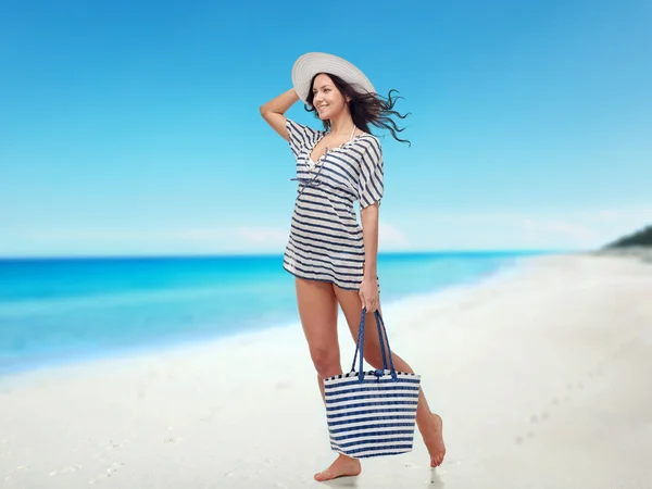 Szczęśliwa młoda kobieta w letnie ubrania i słońce kapelusz — Zdjęcie stockowe