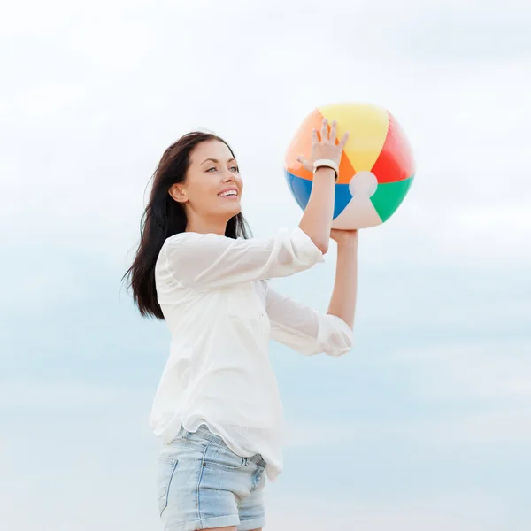 Chica con pelota en la playa — Foto de Stock